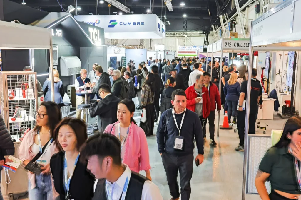 Pasillo de EFEN 2026 con visitantes acreditados recorriendo los stands